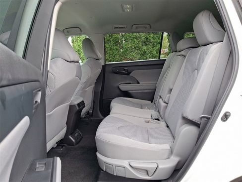 Used 2023 Toyota Highlander LE image 11