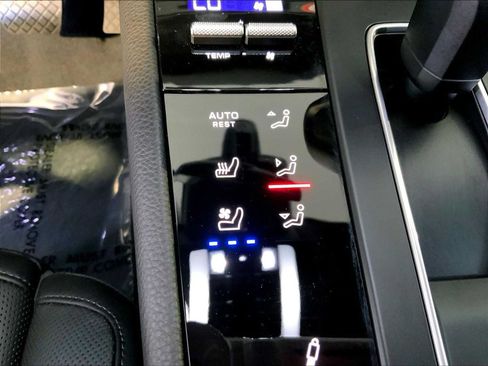 Certified 2026 Porsche Macan Turbo w/ Premium Package Plus AWD/4WD image 37