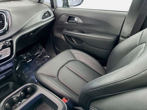 Used 2025 Chrysler Pacifica Select image 30