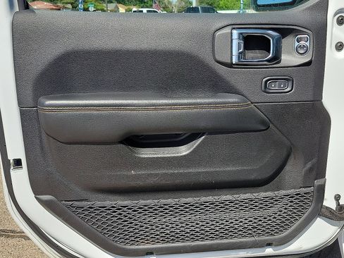Used 2025 Jeep Wrangler Unlimited Sahara AWD/4WD image 11