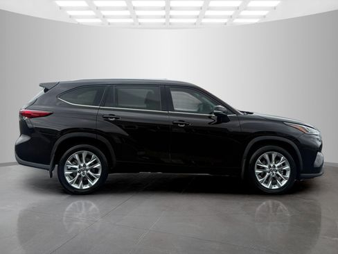 Used 2022 Toyota Highlander Limited FWD image 2