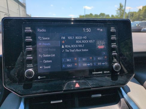 Used 2021 Toyota Venza LE AWD/4WD image 19