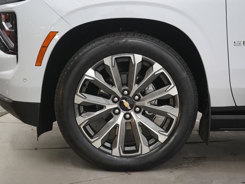 Used 2026 Chevrolet Suburban High Country AWD/4WD image 33