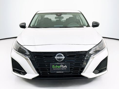 Used 2025 Nissan Altima 2.5 SV FWD image 2