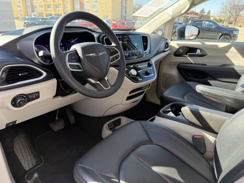 Used 2024 Chrysler Pacifica Touring-L FWD image 12