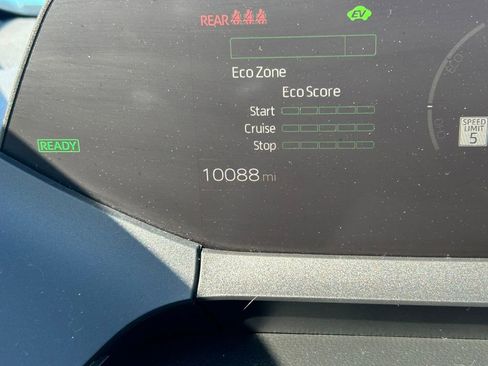 Used 2025 Toyota Prius LE image 31