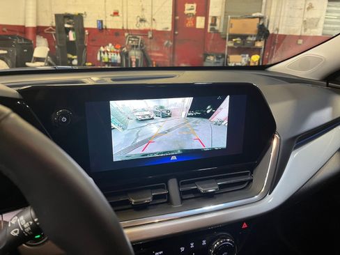 Used 2025 Chevrolet Trax LT w/ LT Convenience Package image 17