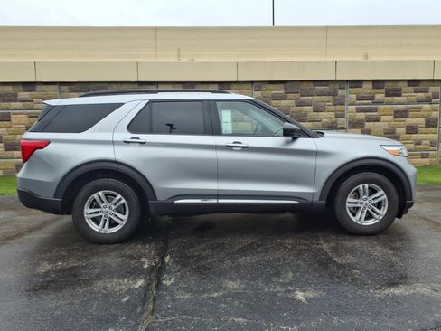 Used 2021 Ford Explorer XLT w/ Equipment Group 202A AWD/4WD image 12