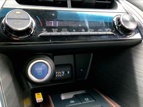 Used 2022 Toyota Venza XLE AWD/4WD image 32
