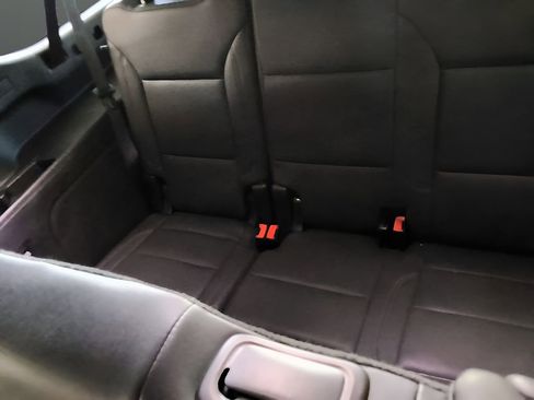 Used 2025 Chevrolet Suburban Z71 image 34