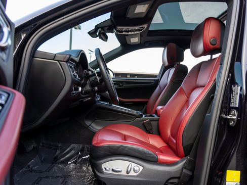 Certified 2023 Porsche Macan image 24