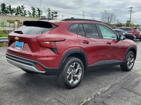 Used 2025 Chevrolet Trax LT FWD image 4