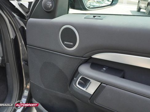 Used 2020 Land Rover Discovery Landmark AWD/4WD image 31