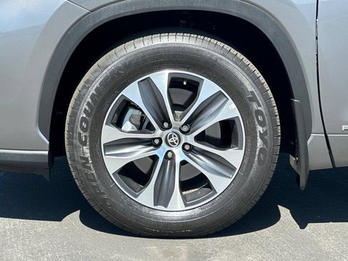 Used 2025 Toyota Highlander XLE AWD/4WD image 38