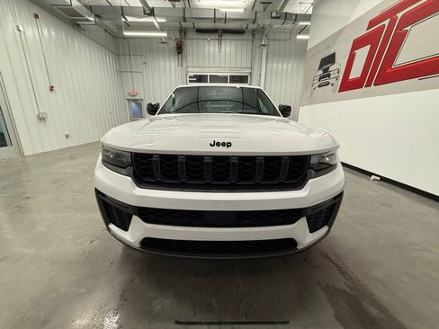 New 2026 Jeep Grand Cherokee Limited w/ Limited Altitude Package AWD/4WD image 19
