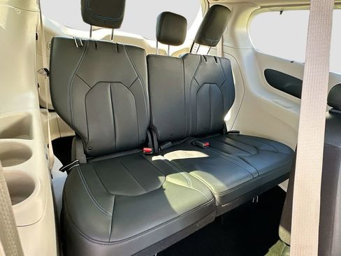 Used 2021 Chrysler Pacifica Touring-L image 27