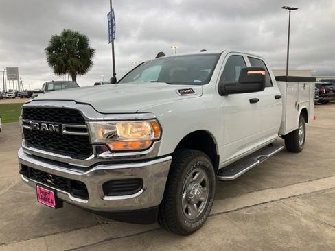 Used 2024 RAM 2500 Tradesman w/ Chrome Appearance Group AWD/4WD image 4