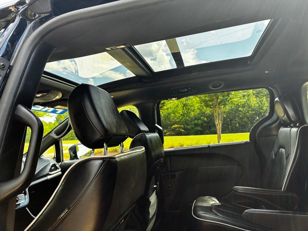 Used 2025 Chrysler Pacifica Limited FWD image 18