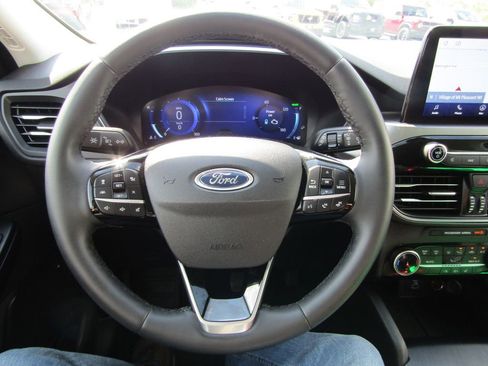 Used 2022 Ford Escape Titanium FWD image 11
