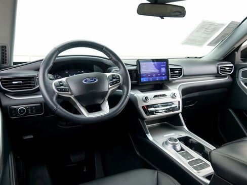 Used 2023 Ford Explorer XLT w/ Equipment Group 202A image 5