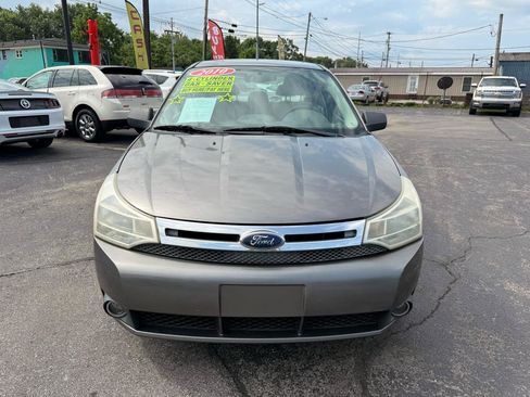 Used 2010 Ford Focus SE FWD image 2