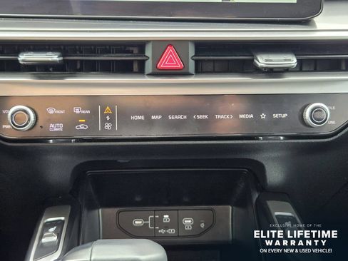 Certified 2025 Kia Sorento EX w/ Panoramic Sunroof Package FWD image 18