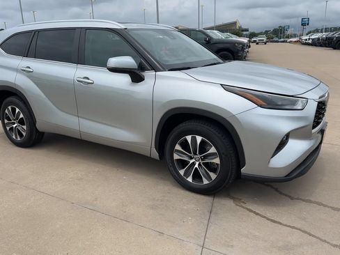 Used 2023 Toyota Highlander XLE FWD image 3