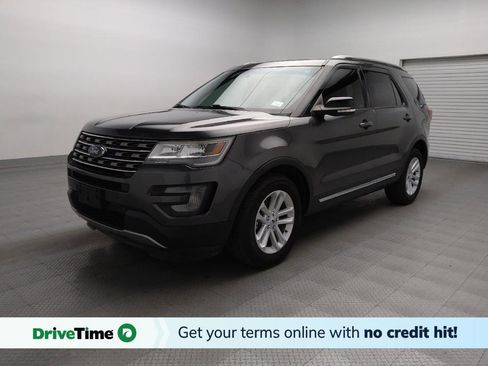 Used 2017 Ford Explorer XLT image 1