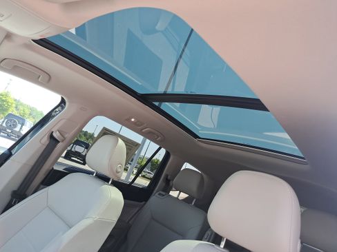 Certified 2023 Volkswagen Atlas SE w/ Panoramic Sunroof Package AWD/4WD image 29