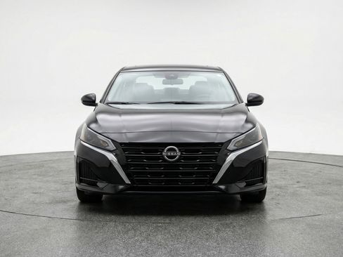 Used 2025 Nissan Altima 2.5 SV image 2