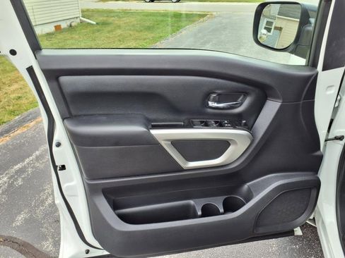 Used 2018 Nissan Titan SV image 17