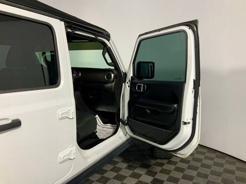 Used 2018 Jeep Wrangler Unlimited Sahara AWD/4WD image 33