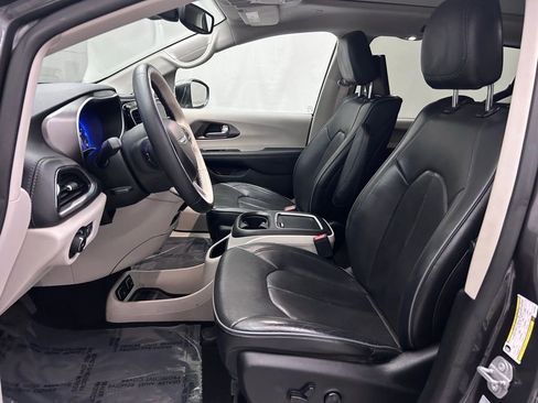 Used 2018 Chrysler Pacifica Limited w/ Tire & Wheel Group image 12