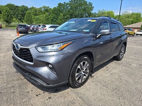 Used 2020 Toyota Highlander XLE AWD/4WD image 3