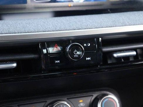 Used 2025 Nissan Kicks SV AWD/4WD image 13
