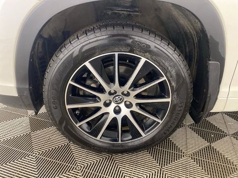 Used 2018 Toyota Highlander SE image 11