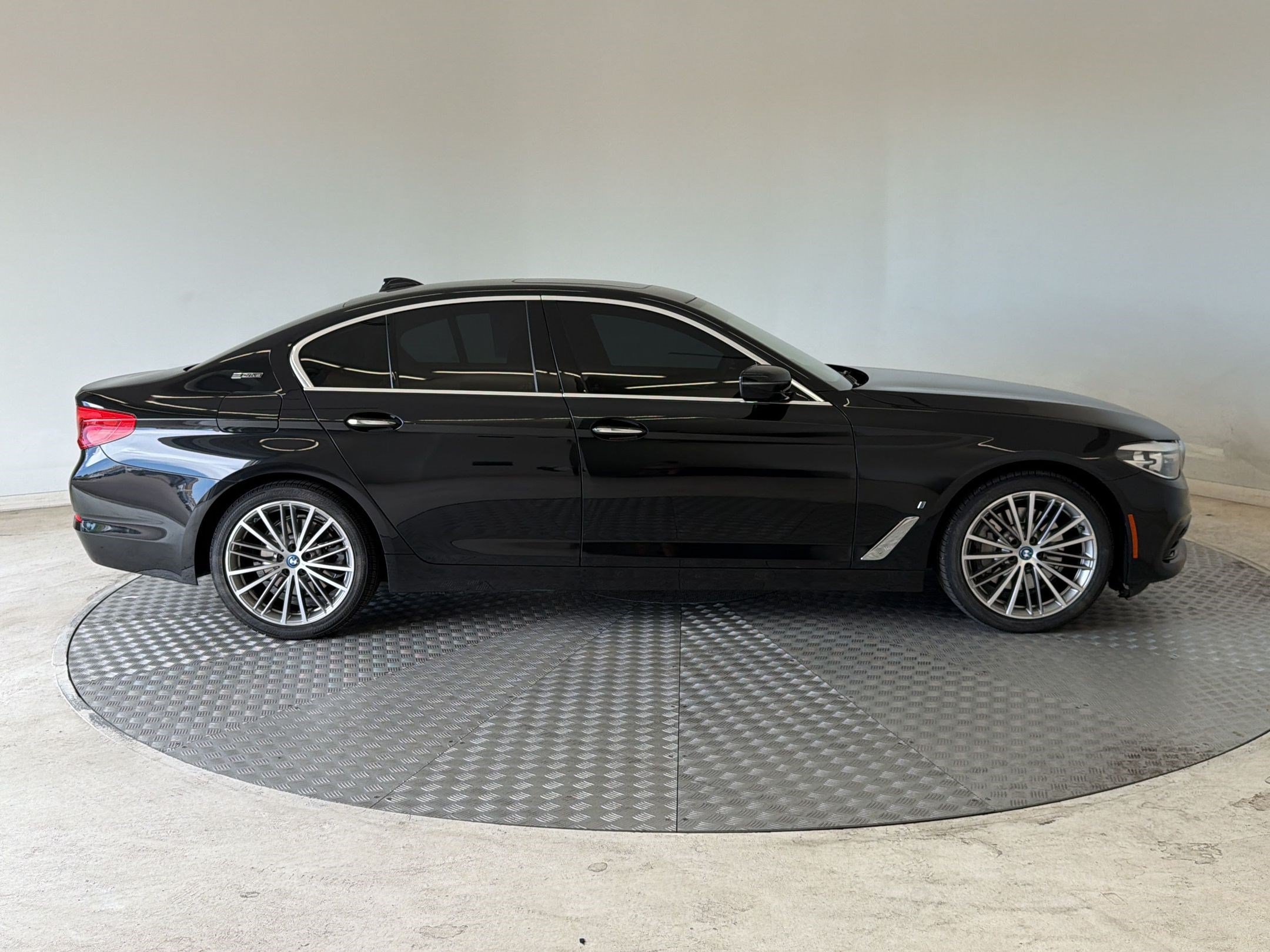 Used 2018 BMW 530e xDrive AWD/4WD image 8