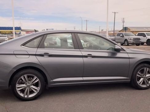 Used 2024 Volkswagen Jetta SE FWD image 2