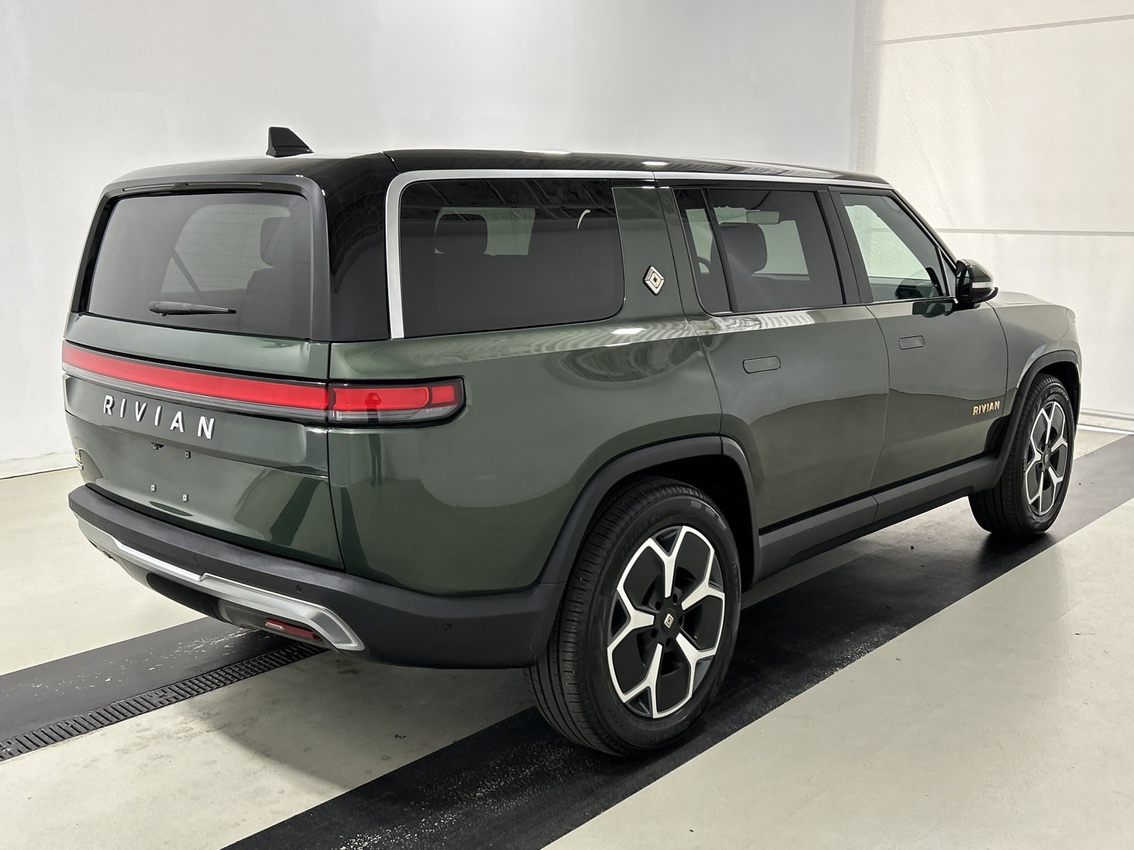 Used 2024 Rivian R1S Adventure Quad AWD/4WD image 5