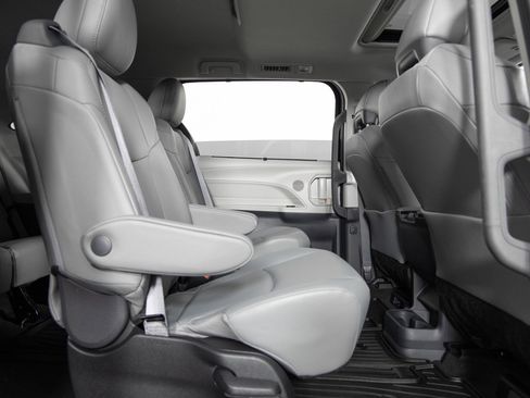 Used 2023 Toyota Sienna XLE image 24