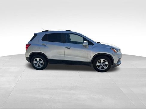 Used 2020 Chevrolet Trax LT w/ LT Convenience Package image 3