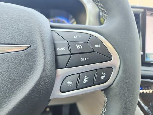 Certified 2024 Chrysler Pacifica Touring-L AWD/4WD image 22