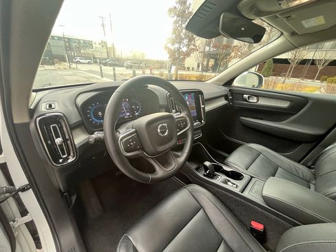 Used 2025 Volvo XC40 B5 Core image 16
