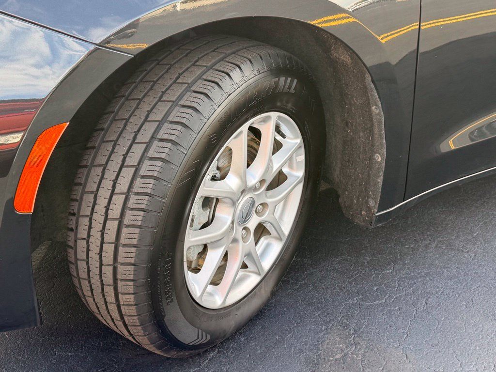 Used 2024 Chrysler Pacifica Touring-L FWD image 10