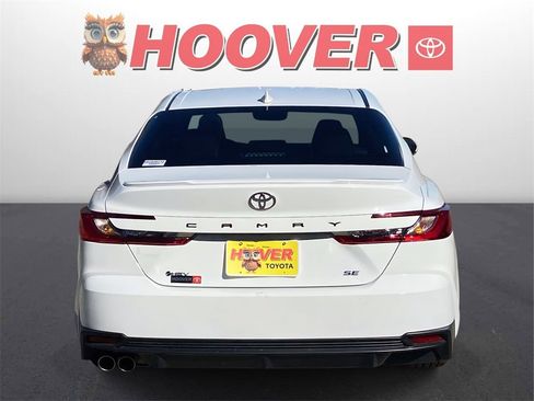 Used 2025 Toyota Camry SE image 3