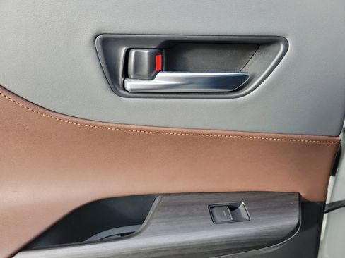 Used 2021 Toyota Venza XLE w/ Softex Package image 25