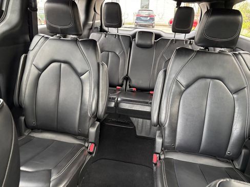 Used 2025 Chrysler Pacifica Select image 41