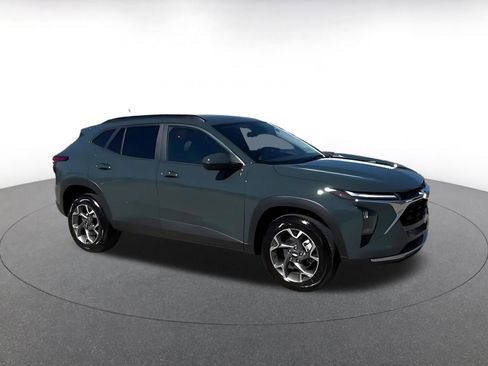 Used 2025 Chevrolet Trax LT image 2