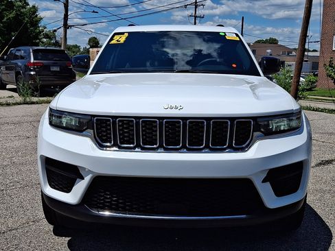 Used 2024 Jeep Grand Cherokee Laredo AWD/4WD image 2