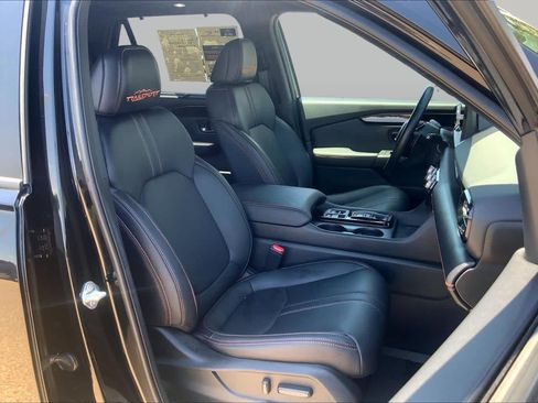 Used 2025 Honda Pilot TrailSport image 9